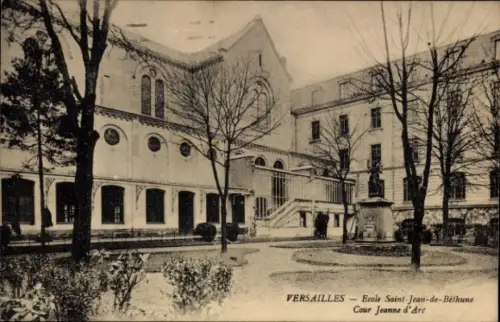 Ak Versailles Yvelines, Ecole Saint-Jean-de-Béthune, Cour Jeanne d'Arc, Versailles