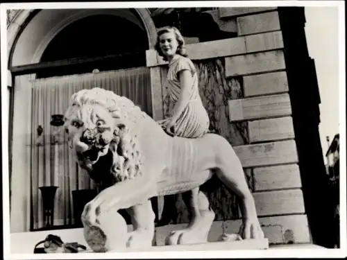 Ak Schauspielerin Susan Shentall, Portrait, Film Romeo und Julia, Rolle Julia, Löwenstatue