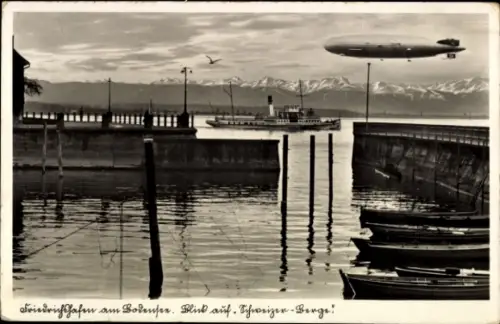 Ak Friedrichshafen am Bodensee, Blick auf Zeppelin Luftschiff und Schweizer Berge