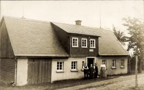 Foto Ak Schuhmacher mit seiner Familie vor der Werkstatt, Wohnhaus