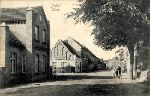 Ak Brüel in Mecklenburg, Kietz, Straße