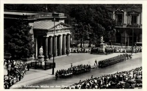 Ak Berlin Mitte, Aufziehende Wache, Ehrenmal