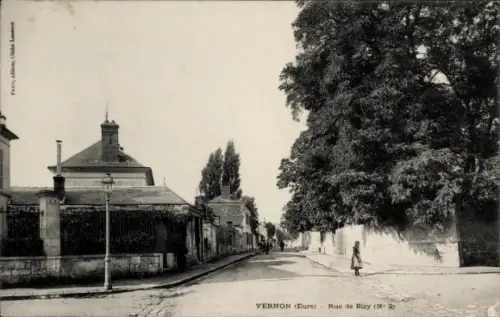 Ak Vernon Eure, Straße mit Häusern, Laterne, Bäume, Fußgänger,  