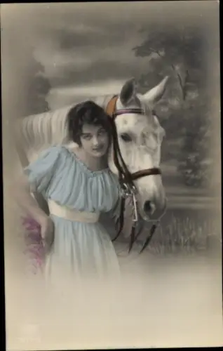 Ak Frau und weißes Pferd, Porträt