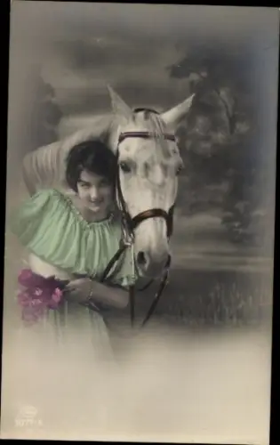 Ak Frau und weißes Pferd, Porträt
