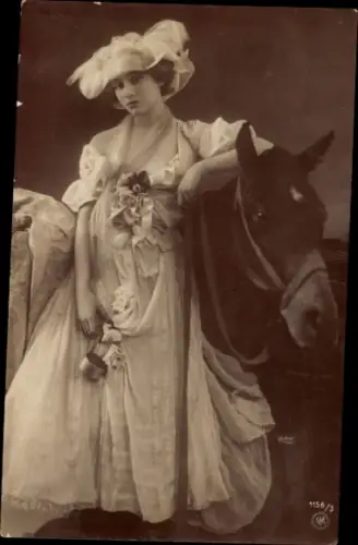 Ak Frau und braunes Pferd, Porträt, Kleid, Hut