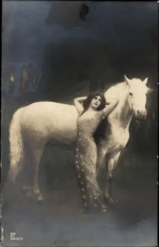 Ak Frau und weißes Pferd, Porträt, Kleid