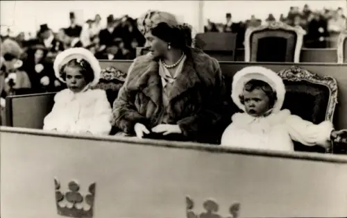 Ak Prinzessin Sibylla von Schweden mit den Prinzessinnen Margaretha und Birgitta, Portrait