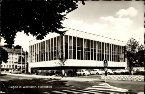 Ak Siegen in Westfalen, Hallenbad in  Westfalen, moderne Architektur, Straßenansicht