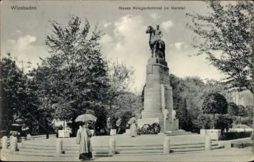 Ak Wiesbaden in Hessen,  Neues Kriegerdenkmal, Statue auf einem Sockel, Bäume, Spaziergänger