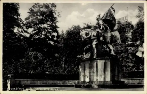 Ak Frankfurt am Main, Reiterstatue, Bismarck-Denkmal, Flagge, Bäume
