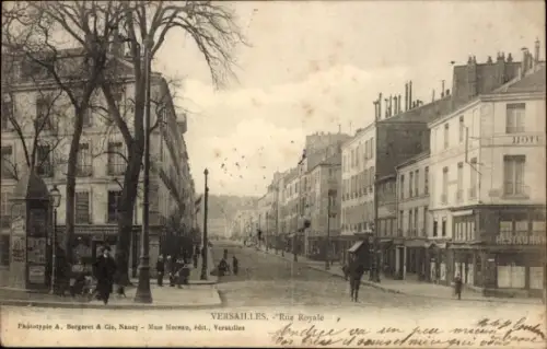 Ak Versailles Yvelines, VERSAILLES, Rue Royale, Straßenansicht, Geschäfte, Menschen
