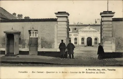 Ak Versailles Yvelines, Zwei Soldaten, Torbogen, Kaserne,  Rue Carnot
