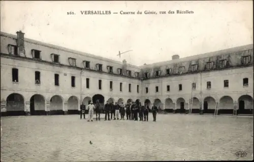 Ak Versailles Yvelines, Caserne du Génie, rue des Récollets, Gruppe von Soldaten, Versailles
