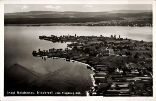 Ak Niederzell Insel Reichenau Bodensee, Luftaufnahme, Insel Reichenau, Sicht vom Flugzeug, Landsc