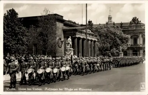 Ak Berlin Mitte, Aufmarsch von Soldaten, Ehrenmal