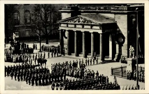 Ak Berlin Mitte, Parade, Ehrenmal