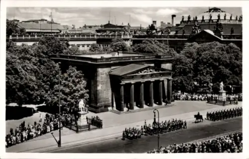 Ak Berlin Mitte, Ehrenmal, Brandenburger Tor, Wache