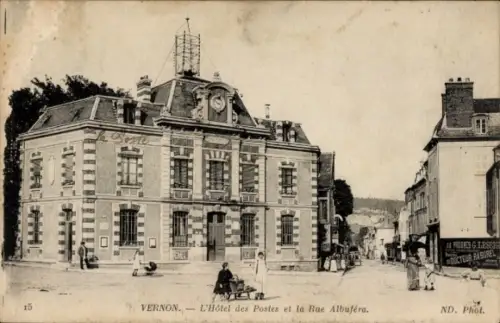 Ak Vernon Eure, Hôtel des Postes, Rue Albuféra,  Architektur, Menschen auf der Straße