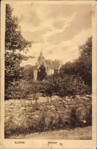 Ak Elstra in der Oberlausitz Sachsen, Schloss, im Hintergrund sichtbar, bewaldete Umgebung, Himme