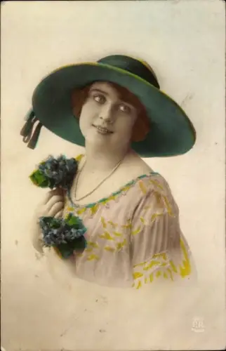 Ak Junge Frau mit Hut, Portrait