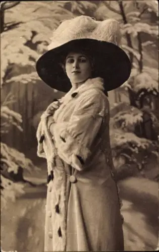 Ak Junge Frau mit Hut, Portrait