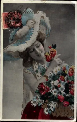 Ak Junge Frau mit Hut, Portrait, Blumen