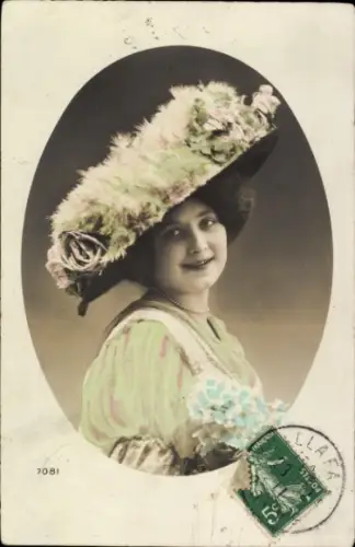 Passepartout Ak Junge Frau mit Hut, Portrait