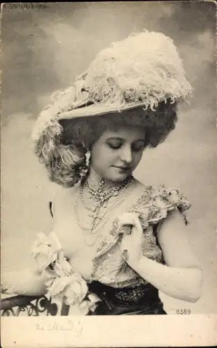 Ak Junge Frau mit Hut, Portrait