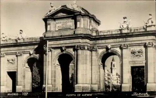 Ak Madrid Spanien, Puerta de Alcalá,  Reiterstandbilder, Text: REGE CAROLO ANNO MDCCLXXVI