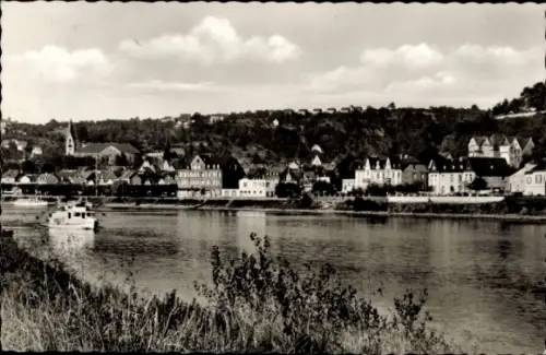 Ak Vallendar am Rhein, Schiff auf dem Rhein, Häuser am Ufer, Kirche im Hintergrund