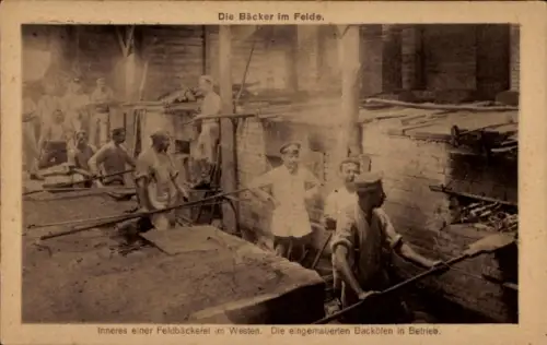 Ak Die Bäcker im Felde, Inneres einer Feldbäckerei im Westen, Die eingemauerten Backöfen in Betrieb