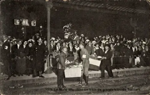 Ak Genève Genf Stadt, La foule attendant un train de grand blessés francais