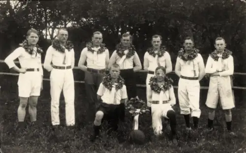 Ak Stelle in Lauenburg, Männer, Gruppenbild, Siegerehrung