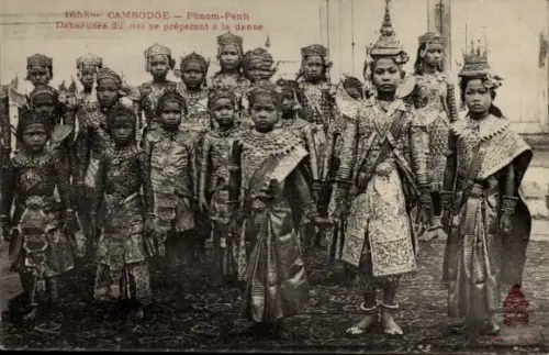 Ak Phnom Penh Kambodscha, Danseuses du roi se préparant à la danse