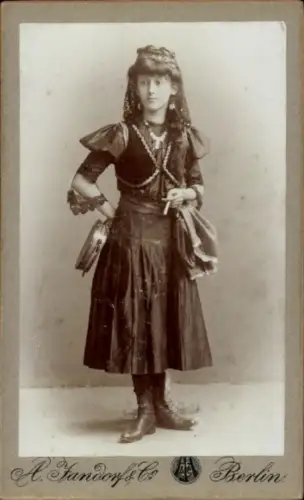 CdV Frau in Tracht, Zigarette, Tamburin, Fotograf A. Jandorf & Co., Berlin, Belle Alliance Str. 1/2