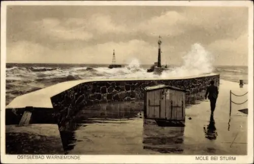 Ak Ostseebad Warnemünde Rostock, Mole bei Sturm