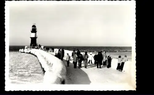 Ak Ostseebad Warnemünde Rostock, Leuchtturm, Schnee