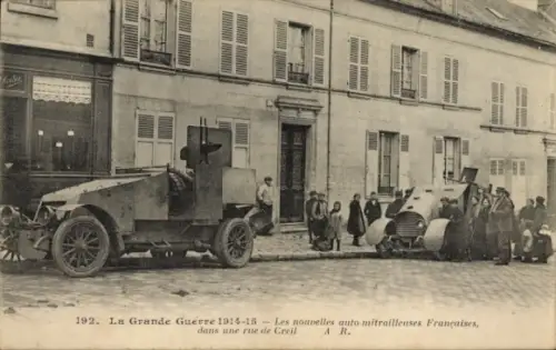 CPA Les nouvelles auto-mitrailleuses Francaises, dans une rue de Creil, Grande Guerre