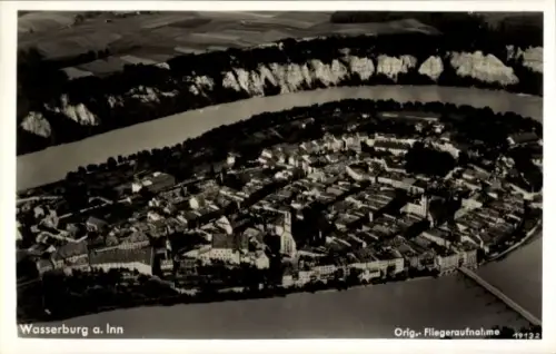 Ak Wasserburg am Inn Oberbayern, Luftaufnahme von Wasserburg a. Inn, Flussansicht,  Stadtansicht