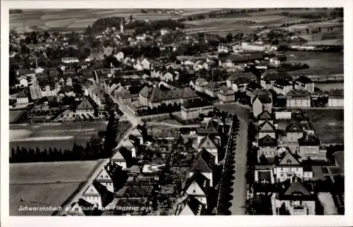 Ak Schwarzenbach an der Saale Oberfranken, Luftaufnahme von Schwarzenbach, Stadtansicht, Schriftz