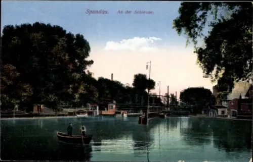 Ak Berlin Spandau, An der Schleuse, Boot, Spree, Havel