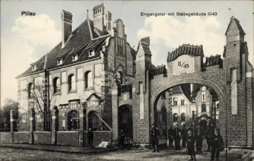 Ak Baltijsk Pillau Ostpreußen, Eingangstor mit Stabsgebäude 11/43