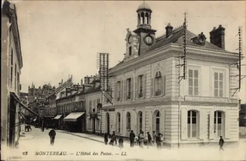 Ak Montereau Seine et Marne, L'Hôtel des Postes,  Architektur, Straßenszene, Menschen