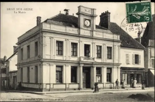 Ak Bray sur Seine Seine et Marne, Bürgermeisteramt, Uhr, Front, Menschen, Gebäude, Straße