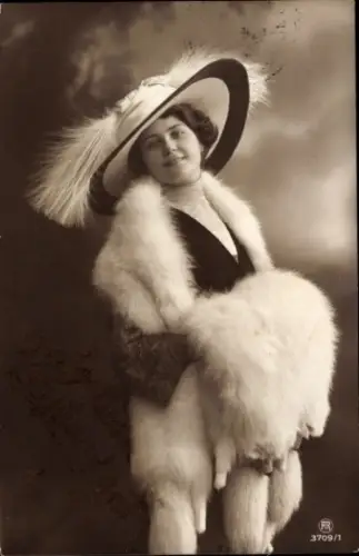Ak Junge Frau mit Hut, Pelzstola, Portrait