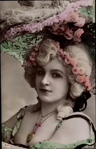 Ak Junge Frau mit Hut, Portrait