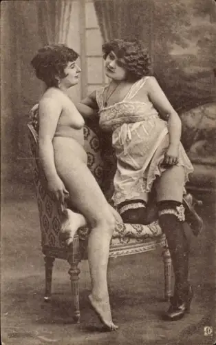 Ak Nackte Frau und Frau in Unterwäsche, Busen