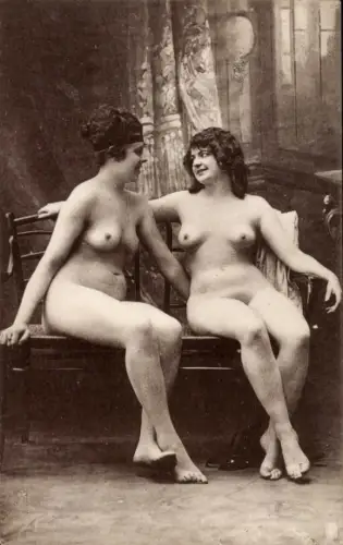 Ak Frauenakt, Busen, Beine, zwei nackte Frauen, sitzend