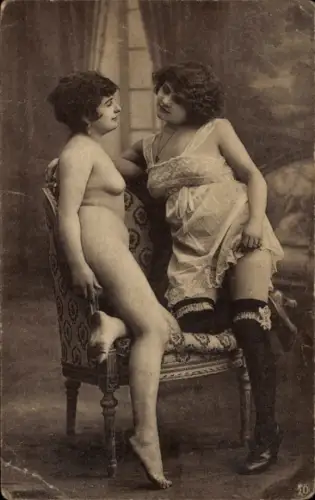 Ak Nackte Frau und Frau in Unterwäsche, Busen
